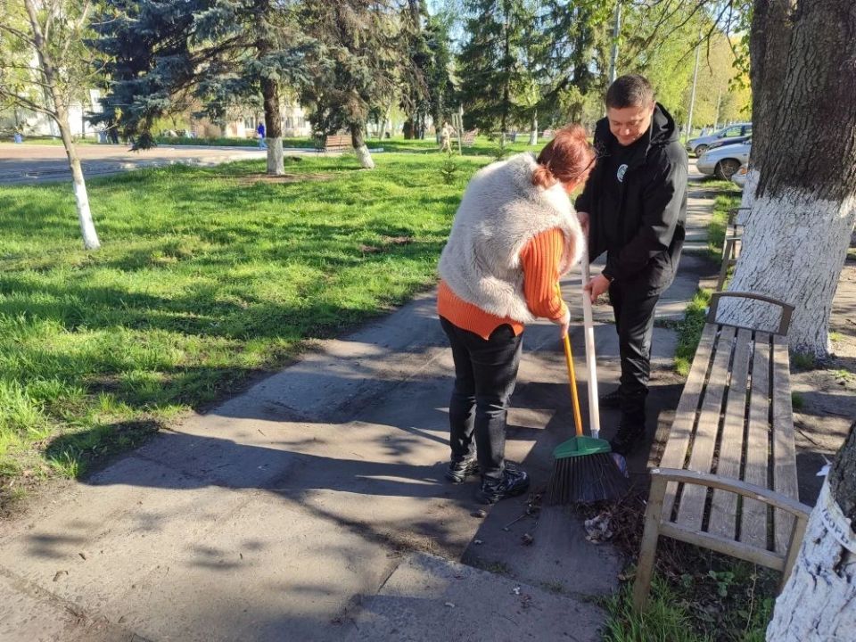 В рамках празднования Всемирного дня субботника сотрудники администрации Кременского МО приняли участие в организованной общественной акции по благоустройству прилегающей территории В рамках празднования Всемирного дня субботника сотрудники администрации Кременского МО приняли участие в организованной общественной акции по благоустройству прилегающей территории