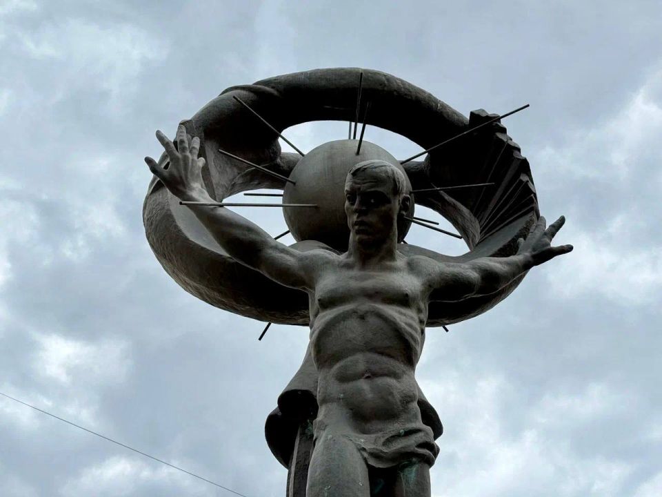 Активисты Молодой Гвардии Единой России возложили цветы к мемориалу «Героям-ликвидаторам последствий аварии на ЧАЭС от Луганской области» почтив память жертв радиационных аварий и катастроф Активисты Молодой Гвардии Единой России возложили цветы к мемориалу «Героям-ликвидаторам последствий аварии на ЧАЭС от Луганской области» почтив память жертв радиационных аварий и катастроф
