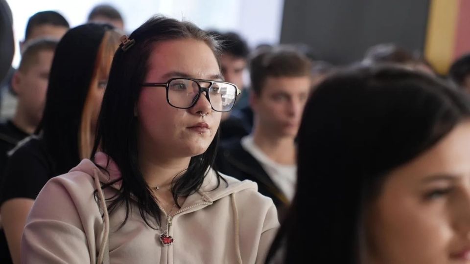 «Диалог поколений: защитники Отечества встретились со студентами Луганска» «Диалог поколений: защитники Отечества встретились со студентами Луганска»