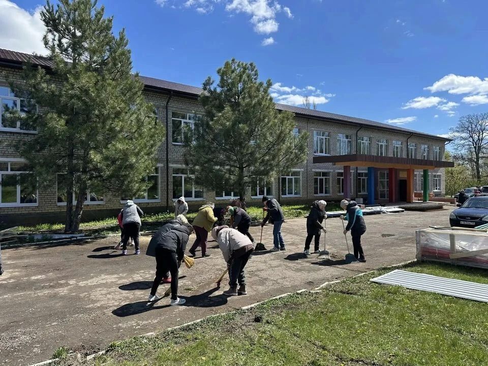 Активисты гуммиссии Молодежки Народного фронта присоединились к Всероссийскому субботнику в пгт Центральном Активисты гуммиссии Молодежки Народного фронта присоединились к Всероссийскому субботнику в пгт Центральном