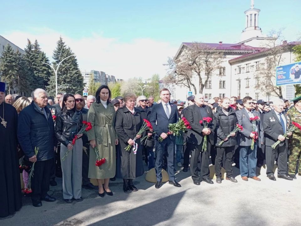 В обновленном сквере у мемориала "Героям-ликвидаторам аварии на ЧАЭС" состоялся митинг-реквием, приуроченный 40-й годовщине Чернобыльской катастрофы В обновленном сквере у мемориала "Героям-ликвидаторам аварии на ЧАЭС" состоялся митинг-реквием, приуроченный 40-й годовщине Чернобыльской катастрофы