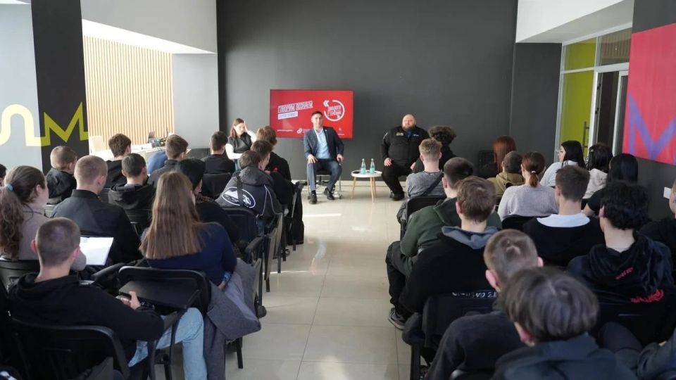 «Диалог поколений: защитники Отечества встретились со студентами Луганска» «Диалог поколений: защитники Отечества встретились со студентами Луганска»