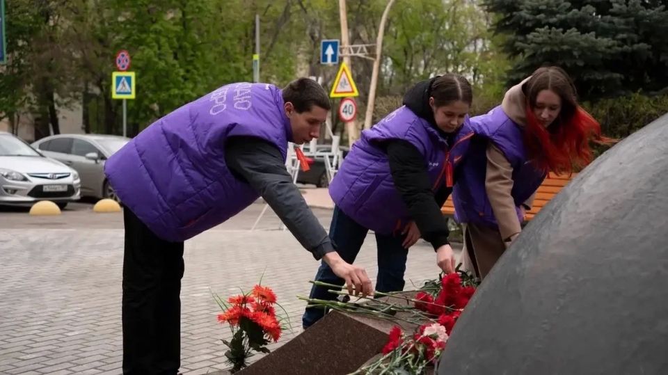 В знак глубокой признательности и скорбной памяти, региональный штаб #МЫВМЕСТЕ, штаб общественной поддержки партии «Единая Россия» и сотрудники Дома молодёжи приняли участие в церемонии возложения цветов к памятнику... В знак глубокой признательности и скорбной памяти, региональный штаб #МЫВМЕСТЕ, штаб общественной поддержки партии «Единая Россия» и сотрудники Дома молодёжи приняли участие в церемонии возложения цветов к памятнику...