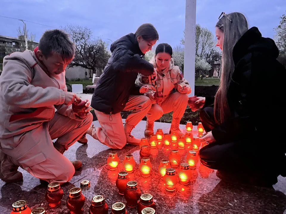 В Стаханове прошла акция «Свеча памяти» в честь 40-й годовщины Чернобыльской катастрофы В Стаханове прошла акция «Свеча памяти» в честь 40-й годовщины Чернобыльской катастрофы