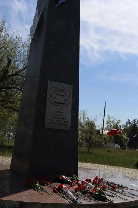 Подвиг во имя человечества: в Северодонецке единороссы почтили память героев-ликвидаторов аварии на ЧАЭС Подвиг во имя человечества: в Северодонецке единороссы почтили память героев-ликвидаторов аварии на ЧАЭС