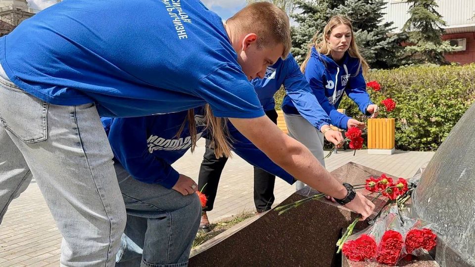 Активисты Молодой Гвардии Единой России возложили цветы к мемориалу «Героям-ликвидаторам последствий аварии на ЧАЭС от Луганской области» почтив память жертв радиационных аварий и катастроф Активисты Молодой Гвардии Единой России возложили цветы к мемориалу «Героям-ликвидаторам последствий аварии на ЧАЭС от Луганской области» почтив память жертв радиационных аварий и катастроф