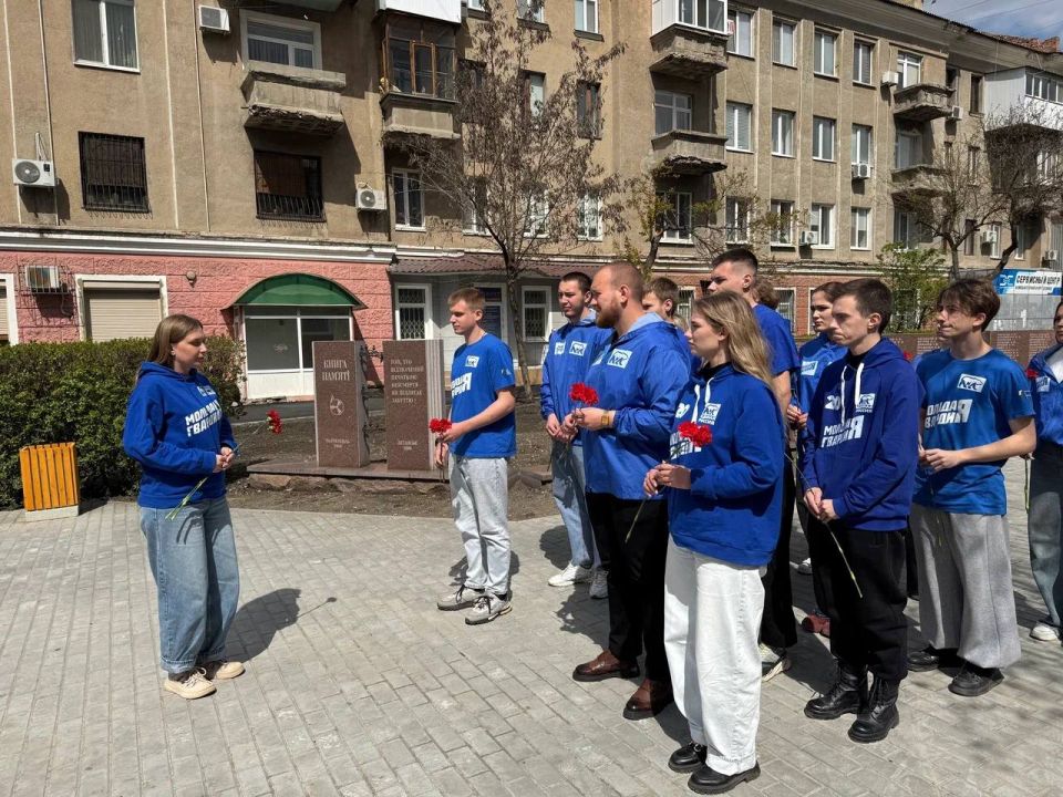 Активисты Молодой Гвардии Единой России возложили цветы к мемориалу «Героям-ликвидаторам последствий аварии на ЧАЭС от Луганской области» почтив память жертв радиационных аварий и катастроф Активисты Молодой Гвардии Единой России возложили цветы к мемориалу «Героям-ликвидаторам последствий аварии на ЧАЭС от Луганской области» почтив память жертв радиационных аварий и катастроф