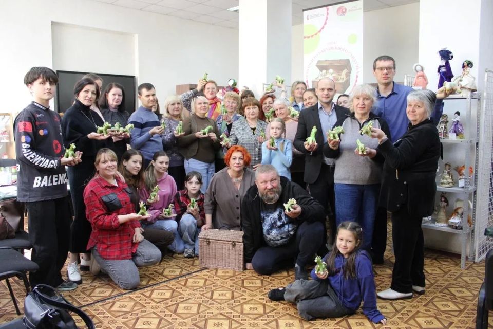Ожившие традиции: в Луганском центре народного творчества прошел четвертый мастер-класс проекта «Игрушки из бабушкиного сундучка» Ожившие традиции: в Луганском центре народного творчества прошел четвертый мастер-класс проекта «Игрушки из бабушкиного сундучка»