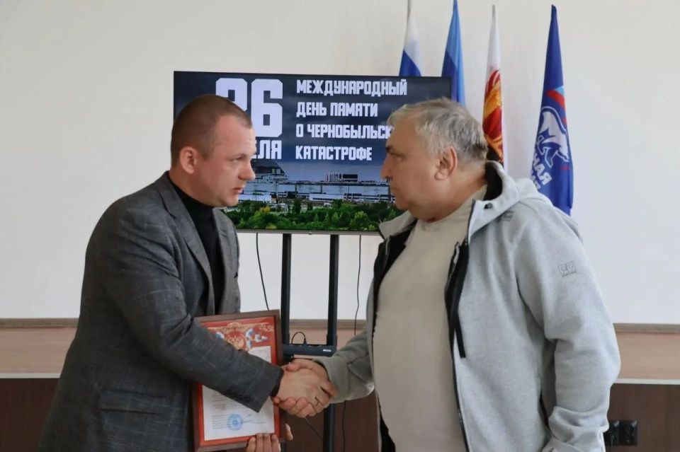 Подвиг во имя человечества: в Северодонецке единороссы почтили память героев-ликвидаторов аварии на ЧАЭС Подвиг во имя человечества: в Северодонецке единороссы почтили память героев-ликвидаторов аварии на ЧАЭС