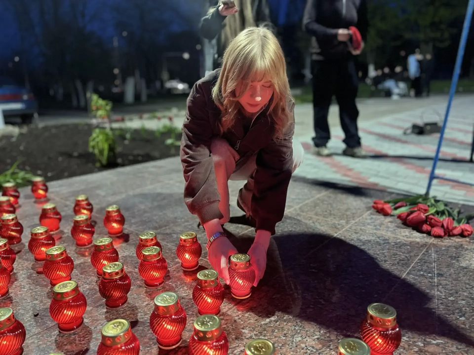 В Стаханове прошла акция «Свеча памяти» в честь 40-й годовщины Чернобыльской катастрофы В Стаханове прошла акция «Свеча памяти» в честь 40-й годовщины Чернобыльской катастрофы