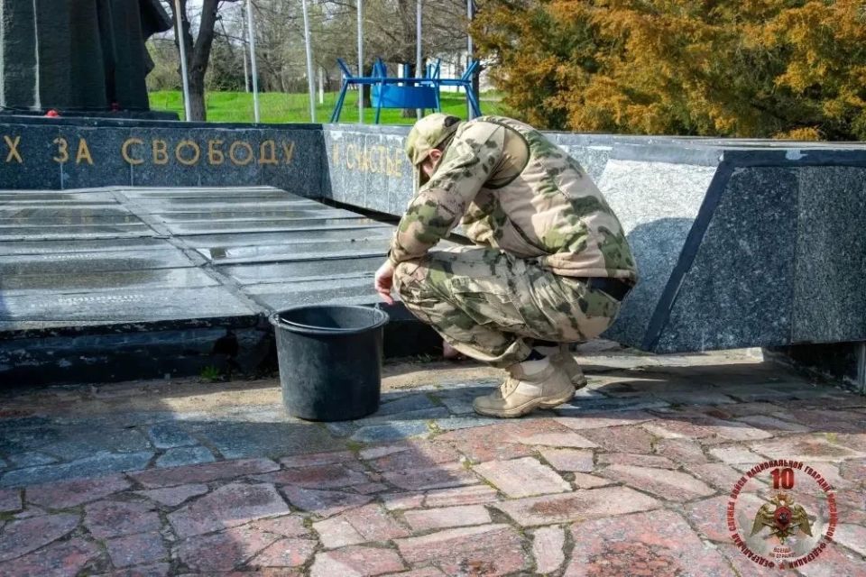 В преддверии Дня Победы росгвардейцы благоустраивают мемориалы героям Великой Отечественной войны в ДНР и ЛНР В преддверии Дня Победы росгвардейцы благоустраивают мемориалы героям Великой Отечественной войны в ДНР и ЛНР