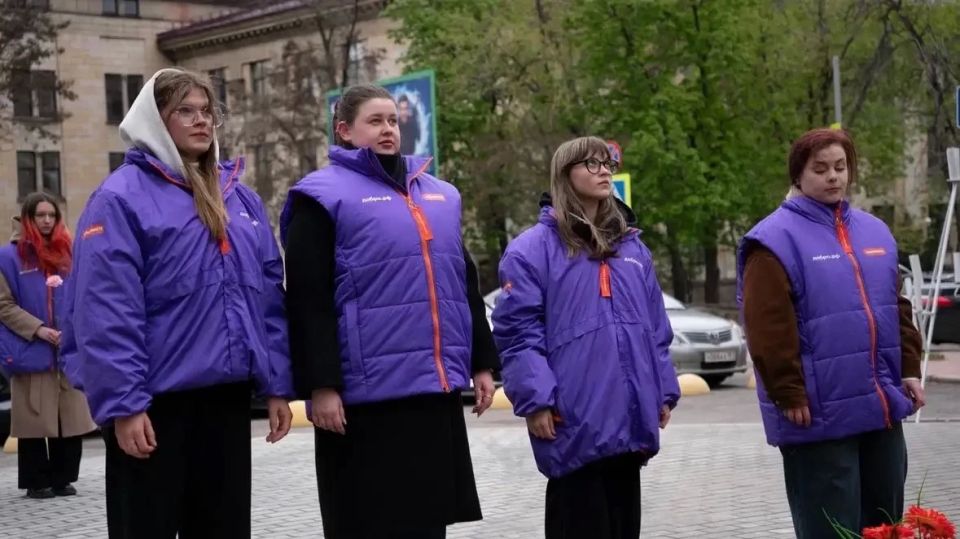 В знак глубокой признательности и скорбной памяти, региональный штаб #МЫВМЕСТЕ, штаб общественной поддержки партии «Единая Россия» и сотрудники Дома молодёжи приняли участие в церемонии возложения цветов к памятнику... В знак глубокой признательности и скорбной памяти, региональный штаб #МЫВМЕСТЕ, штаб общественной поддержки партии «Единая Россия» и сотрудники Дома молодёжи приняли участие в церемонии возложения цветов к памятнику...