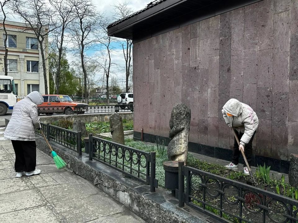 Всероссийский субботник. Коллектив Свердловского краеведческого музея с душой и энтузиазмом принял участие во Всероссийском субботнике Сотрудники музея вышли на уборку территории, навели порядок, собрали мусор, привели в... Всероссийский субботник. Коллектив Свердловского краеведческого музея с душой и энтузиазмом принял участие во Всероссийском субботнике Сотрудники музея вышли на уборку территории, навели порядок, собрали мусор, привели в...
