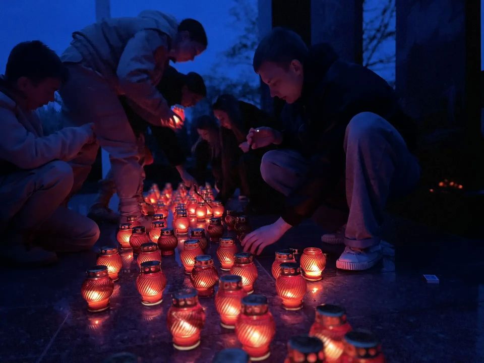 В Стаханове прошла акция «Свеча памяти» в честь 40-й годовщины Чернобыльской катастрофы В Стаханове прошла акция «Свеча памяти» в честь 40-й годовщины Чернобыльской катастрофы