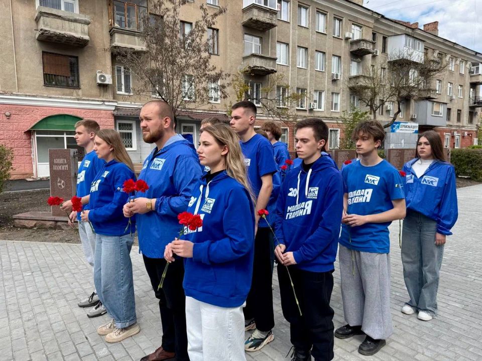 Активисты Молодой Гвардии Единой России возложили цветы к мемориалу «Героям-ликвидаторам последствий аварии на ЧАЭС от Луганской области» почтив память жертв радиационных аварий и катастроф Активисты Молодой Гвардии Единой России возложили цветы к мемориалу «Героям-ликвидаторам последствий аварии на ЧАЭС от Луганской области» почтив память жертв радиационных аварий и катастроф