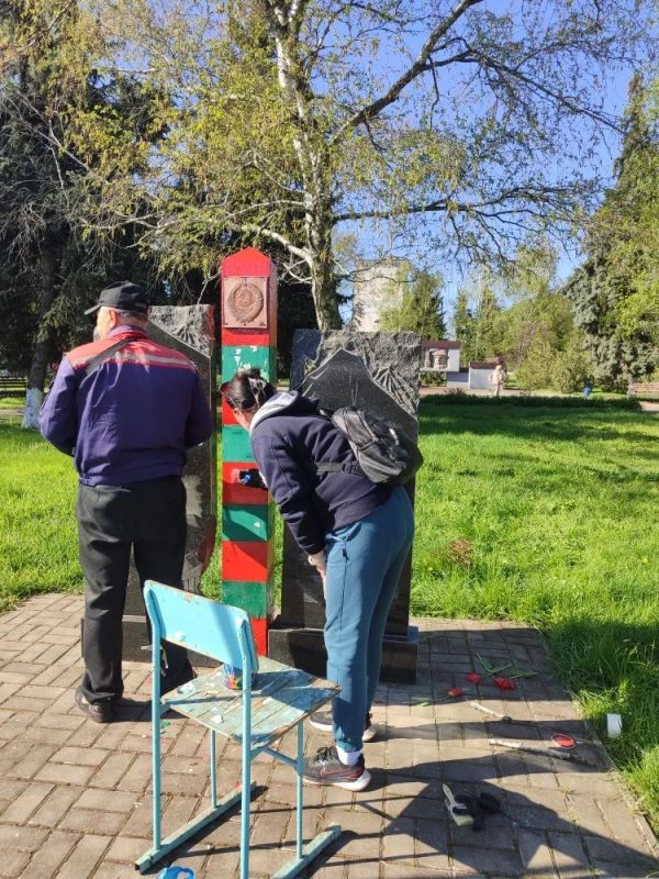В рамках празднования Всемирного дня субботника сотрудники администрации Кременского МО приняли участие в организованной общественной акции по благоустройству прилегающей территории В рамках празднования Всемирного дня субботника сотрудники администрации Кременского МО приняли участие в организованной общественной акции по благоустройству прилегающей территории
