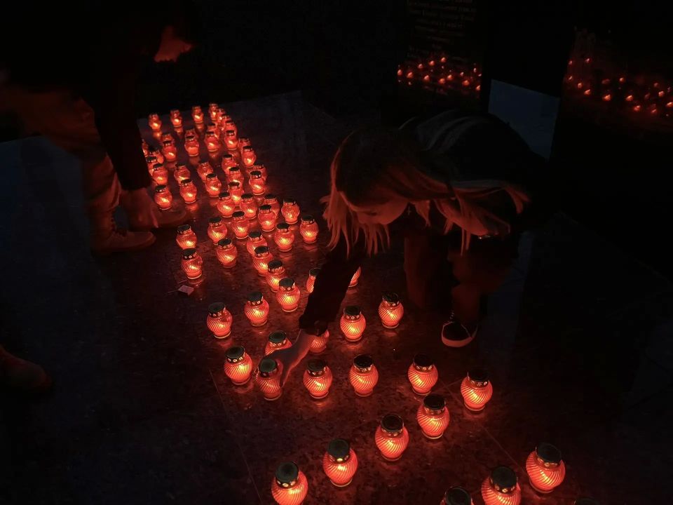 В Стаханове прошла акция «Свеча памяти» в честь 40-й годовщины Чернобыльской катастрофы В Стаханове прошла акция «Свеча памяти» в честь 40-й годовщины Чернобыльской катастрофы
