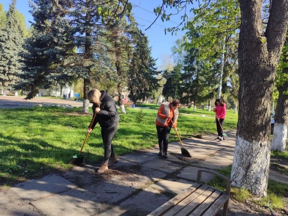 В рамках празднования Всемирного дня субботника сотрудники администрации Кременского МО приняли участие в организованной общественной акции по благоустройству прилегающей территории В рамках празднования Всемирного дня субботника сотрудники администрации Кременского МО приняли участие в организованной общественной акции по благоустройству прилегающей территории
