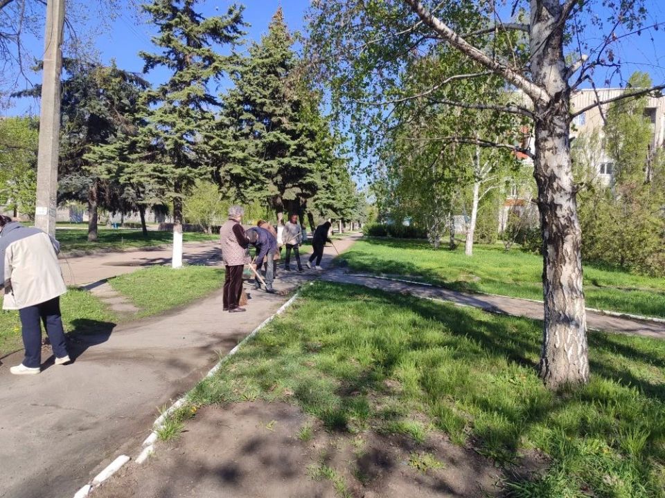 В рамках празднования Всемирного дня субботника сотрудники администрации Кременского МО приняли участие в организованной общественной акции по благоустройству прилегающей территории В рамках празднования Всемирного дня субботника сотрудники администрации Кременского МО приняли участие в организованной общественной акции по благоустройству прилегающей территории