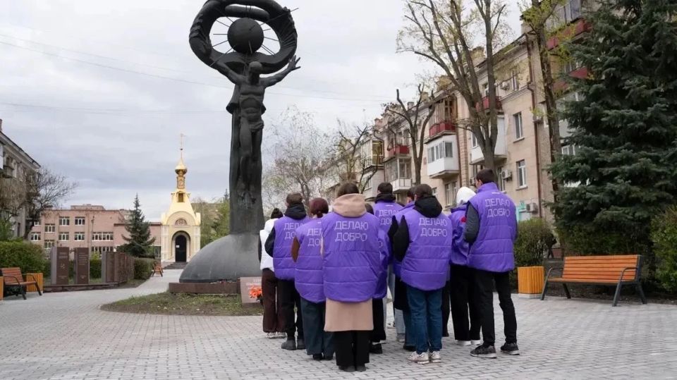 В знак глубокой признательности и скорбной памяти, региональный штаб #МЫВМЕСТЕ, штаб общественной поддержки партии «Единая Россия» и сотрудники Дома молодёжи приняли участие в церемонии возложения цветов к памятнику... В знак глубокой признательности и скорбной памяти, региональный штаб #МЫВМЕСТЕ, штаб общественной поддержки партии «Единая Россия» и сотрудники Дома молодёжи приняли участие в церемонии возложения цветов к памятнику...