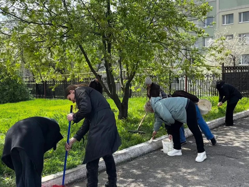 Всероссийский субботник. Коллектив Свердловского краеведческого музея с душой и энтузиазмом принял участие во Всероссийском субботнике Сотрудники музея вышли на уборку территории, навели порядок, собрали мусор, привели в... Всероссийский субботник. Коллектив Свердловского краеведческого музея с душой и энтузиазмом принял участие во Всероссийском субботнике Сотрудники музея вышли на уборку территории, навели порядок, собрали мусор, привели в...