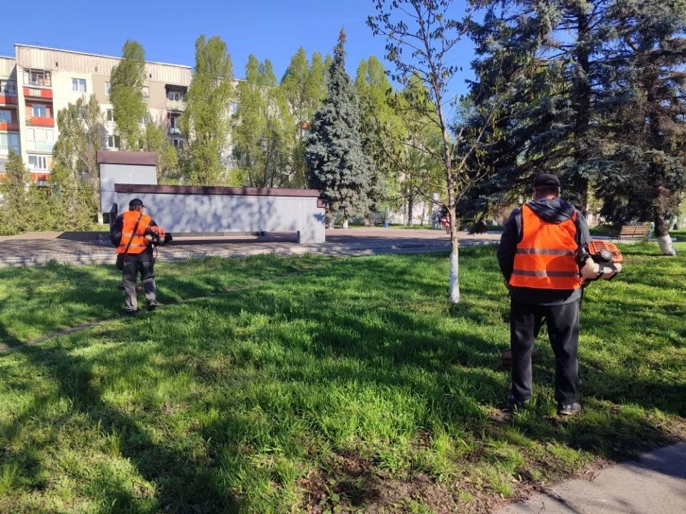 В рамках празднования Всемирного дня субботника сотрудники администрации Кременского МО приняли участие в организованной общественной акции по благоустройству прилегающей территории В рамках празднования Всемирного дня субботника сотрудники администрации Кременского МО приняли участие в организованной общественной акции по благоустройству прилегающей территории