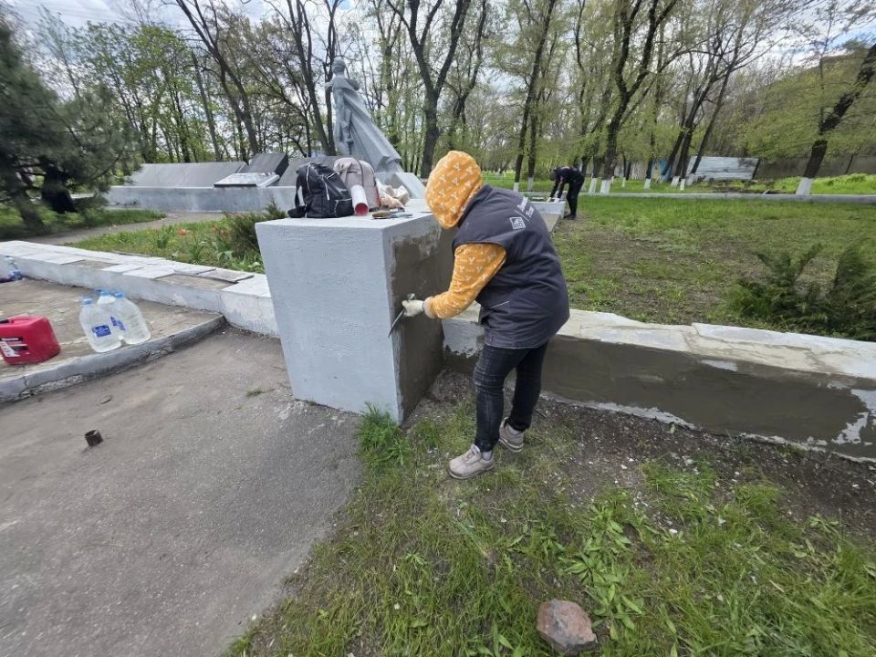 Андрей Рубанцов: Ко Дню Победы в Ровеньках обновляют и ремонтируют памятники героям войны Андрей Рубанцов: Ко Дню Победы в Ровеньках обновляют и ремонтируют памятники героям войны