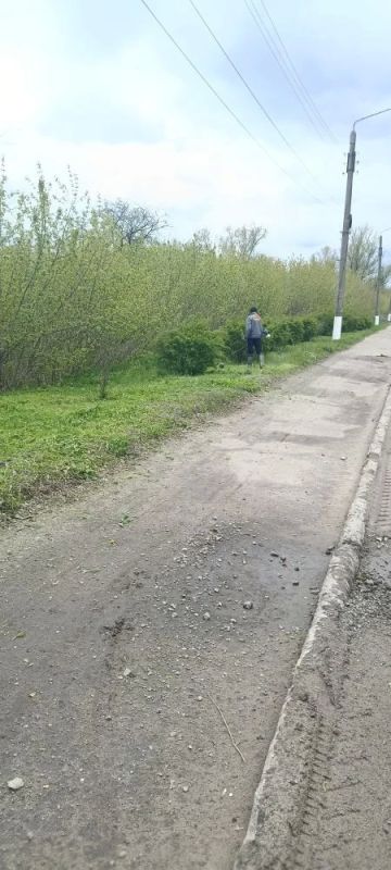 Сотрудники МУП КМО "Кременское ВКХ" активно занимаются благоустройством города Сотрудники МУП КМО "Кременское ВКХ" активно занимаются благоустройством города
