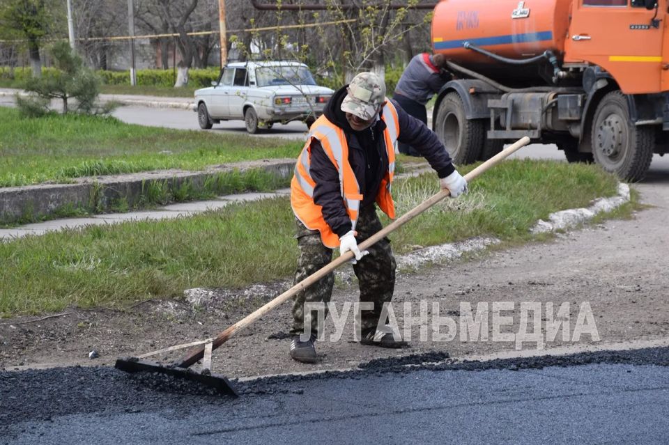 В городе Артемовск Перевальского муниципального округа завершают ремонт дорог В городе Артемовск Перевальского муниципального округа завершают ремонт дорог