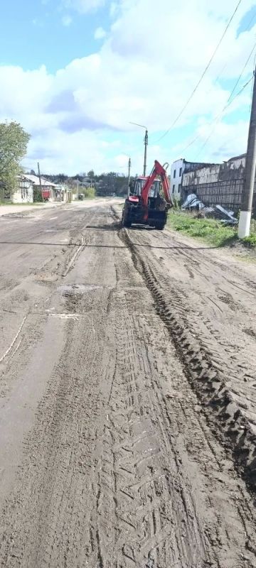 Сотрудники МУП КМО "Кременское ВКХ" активно занимаются благоустройством города Сотрудники МУП КМО "Кременское ВКХ" активно занимаются благоустройством города