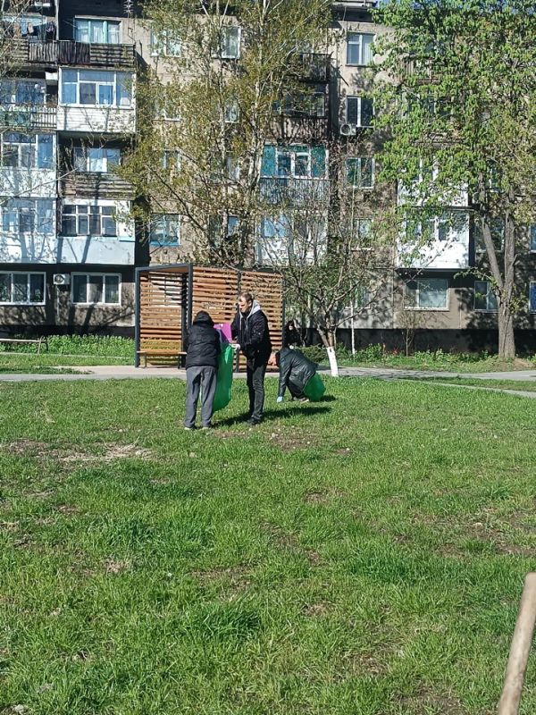 25 апреля в рамках проведения Всероссийского субботника был проведен субботник на общественной территории по ул. Горняцкой, в районе храма 25 апреля в рамках проведения Всероссийского субботника был проведен субботник на общественной территории по ул. Горняцкой, в районе храма