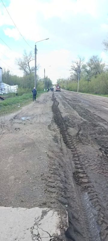 Сотрудники МУП КМО "Кременское ВКХ" активно занимаются благоустройством города Сотрудники МУП КМО "Кременское ВКХ" активно занимаются благоустройством города