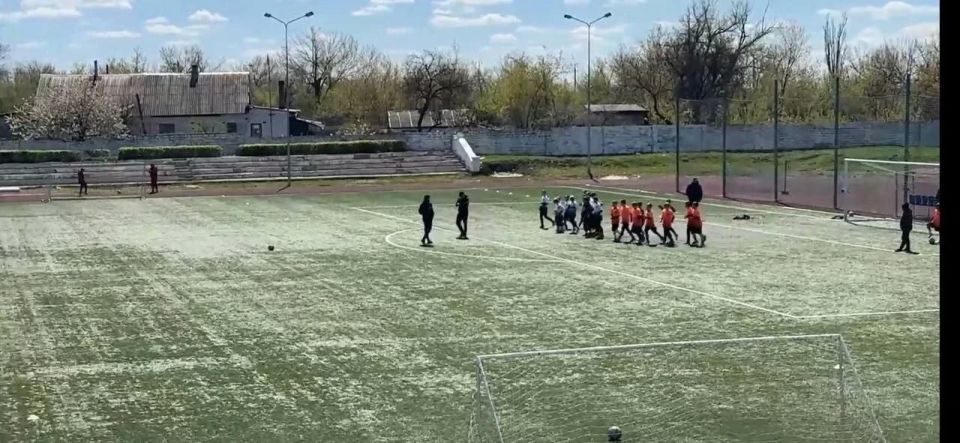 В субботу, 25 апреля, на живописном поле стадиона "Шахтер" города Перевальска стартовал чемпионат ЛНР по футболу среди детей В субботу, 25 апреля, на живописном поле стадиона "Шахтер" города Перевальска стартовал чемпионат ЛНР по футболу среди детей