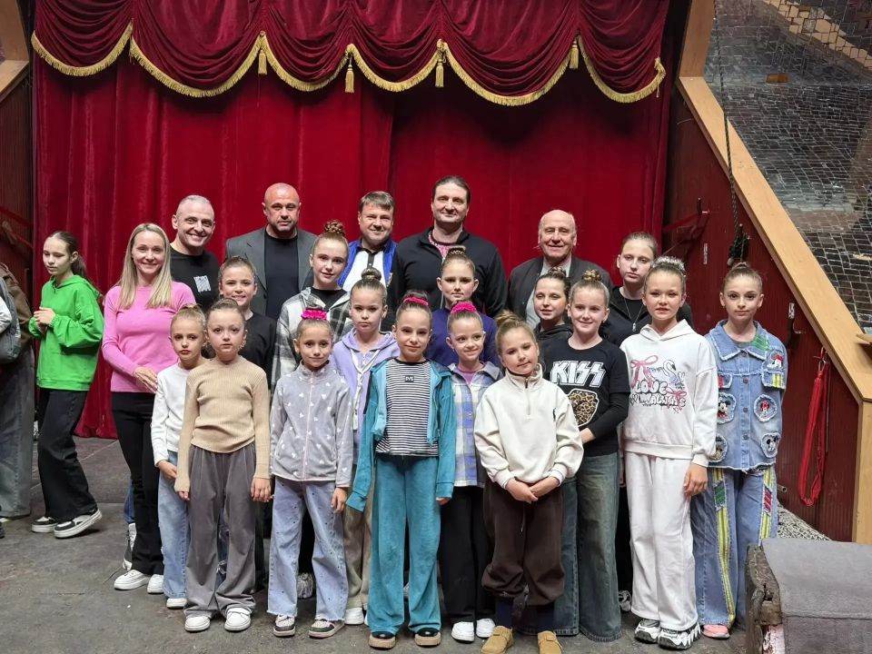 На площади перед Луганским государственным цирком 25 апреля прошёл цирковой праздник-флешмоб, посвященный Международному Дню Цирка На площади перед Луганским государственным цирком 25 апреля прошёл цирковой праздник-флешмоб, посвященный Международному Дню Цирка