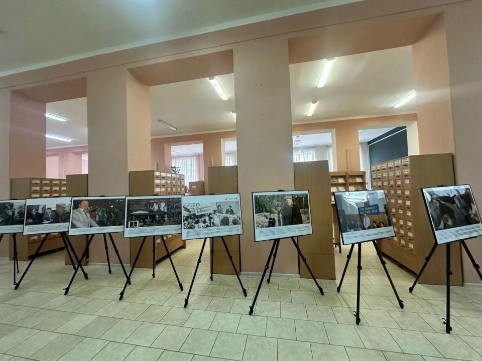 Депутат Совета городского округа Роман Анохин, представитель партии ЛДПР, посетил выставку в библиотеке Горького города Луганска, посвященную 80 - летию Владимира Жириновского Депутат Совета городского округа Роман Анохин, представитель партии ЛДПР, посетил выставку в библиотеке Горького города Луганска, посвященную 80 - летию Владимира Жириновского