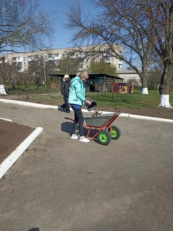 Всероссийский субботник в ГБДОУ ЛНР «Родаковский ясли-сад «Рябинушка»: коллективные усилия по благоустройству территории Всероссийский субботник в ГБДОУ ЛНР «Родаковский ясли-сад «Рябинушка»: коллективные усилия по благоустройству территории