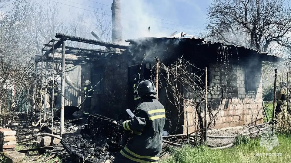 Спасатели в ЛНР спасли от огня дачное товарищество в Перевальском районе Спасатели в ЛНР спасли от огня дачное товарищество в Перевальском районе
