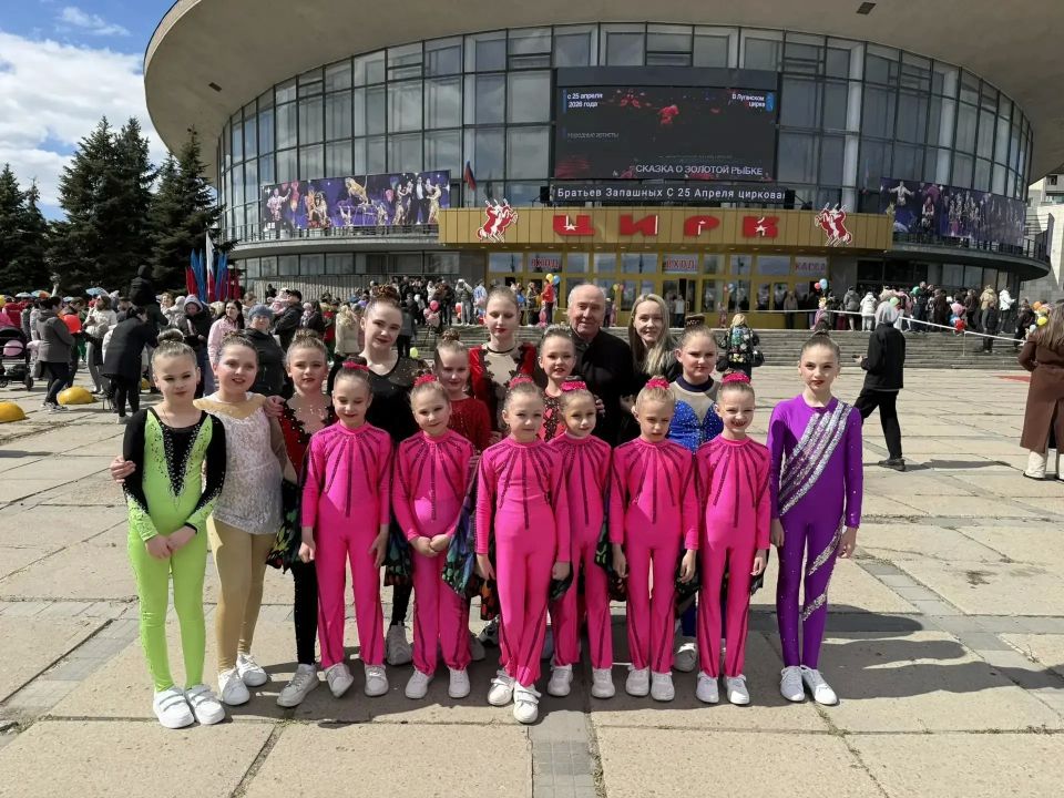 На площади перед Луганским государственным цирком 25 апреля прошёл цирковой праздник-флешмоб, посвященный Международному Дню Цирка На площади перед Луганским государственным цирком 25 апреля прошёл цирковой праздник-флешмоб, посвященный Международному Дню Цирка