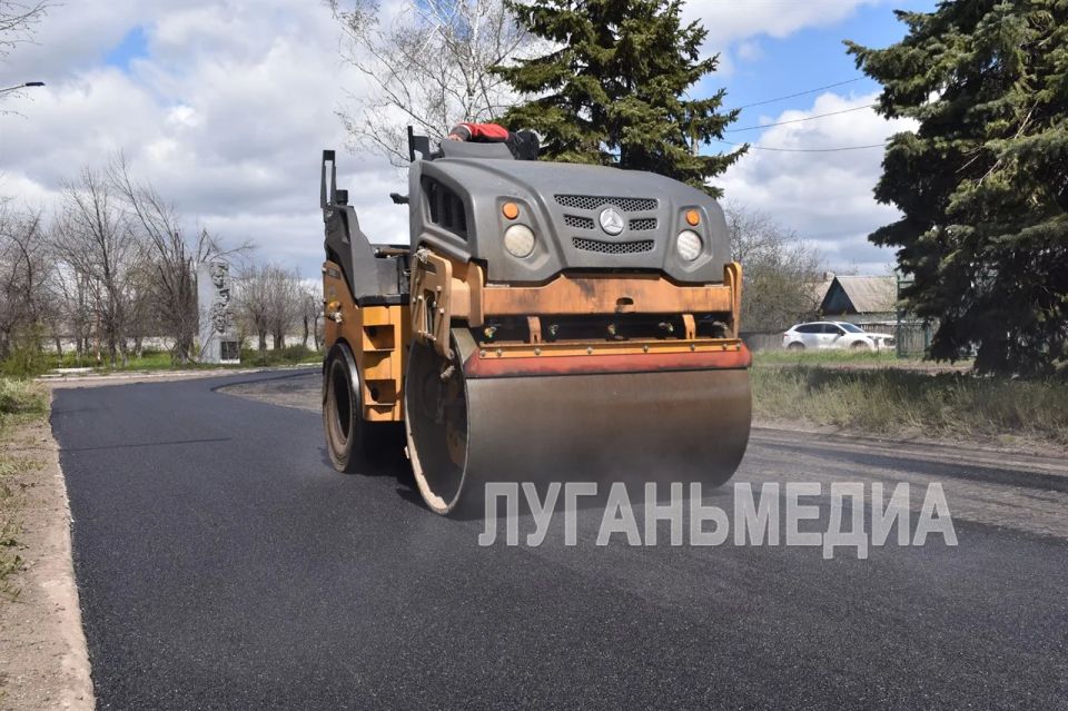 В городе Артемовск Перевальского муниципального округа завершают ремонт дорог В городе Артемовск Перевальского муниципального округа завершают ремонт дорог