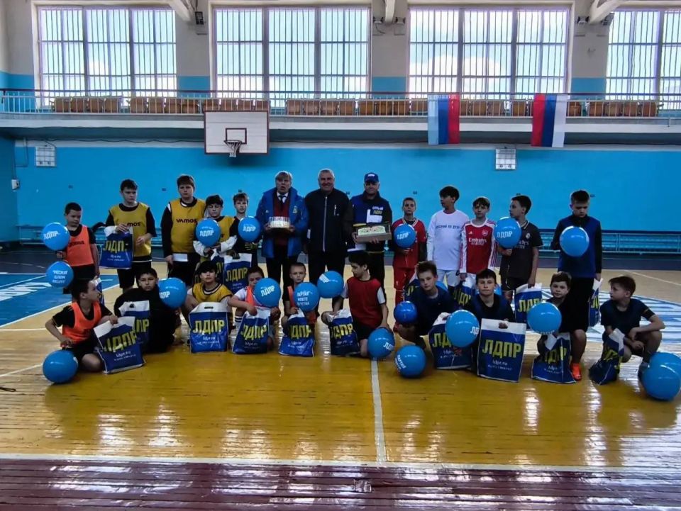 Актив Кировского ЛДПР провел спортивное мероприятие в честь Владимира Жириновского Актив Кировского ЛДПР провел спортивное мероприятие в честь Владимира Жириновского