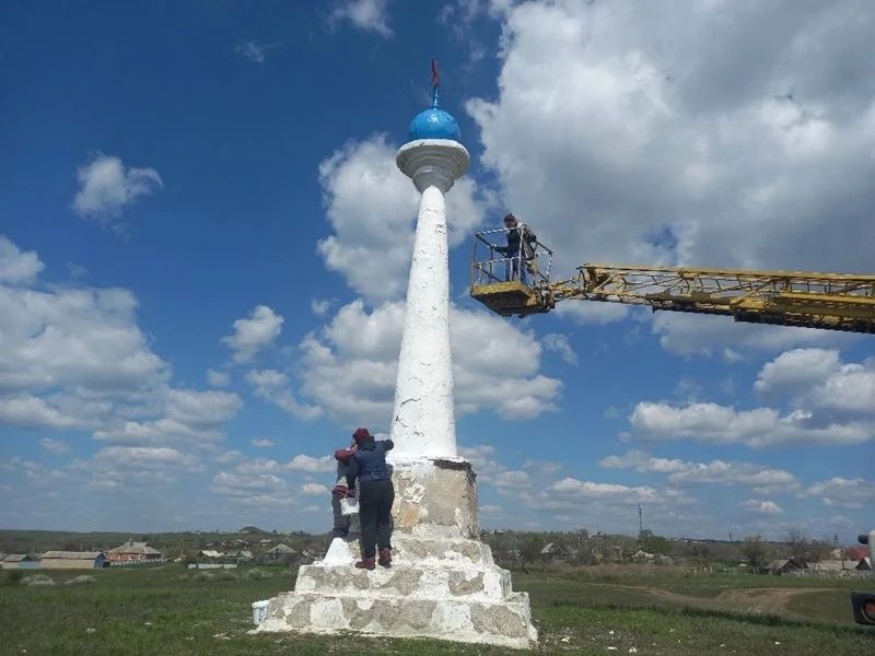 В поселке Изварино провели работы по благоустройству памятного места В поселке Изварино провели работы по благоустройству памятного места