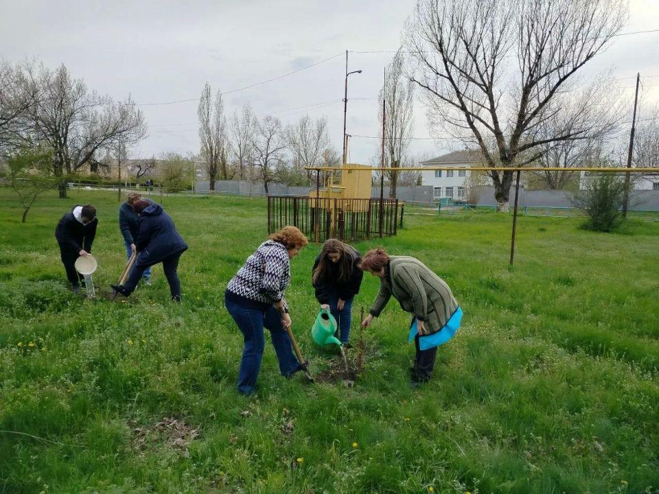 Сотрудники Лутугинской детской музыкальной школы им. А.П. Тертычного приняли участие в акции «Сад памяти» Сотрудники Лутугинской детской музыкальной школы им. А.П. Тертычного приняли участие в акции «Сад памяти»