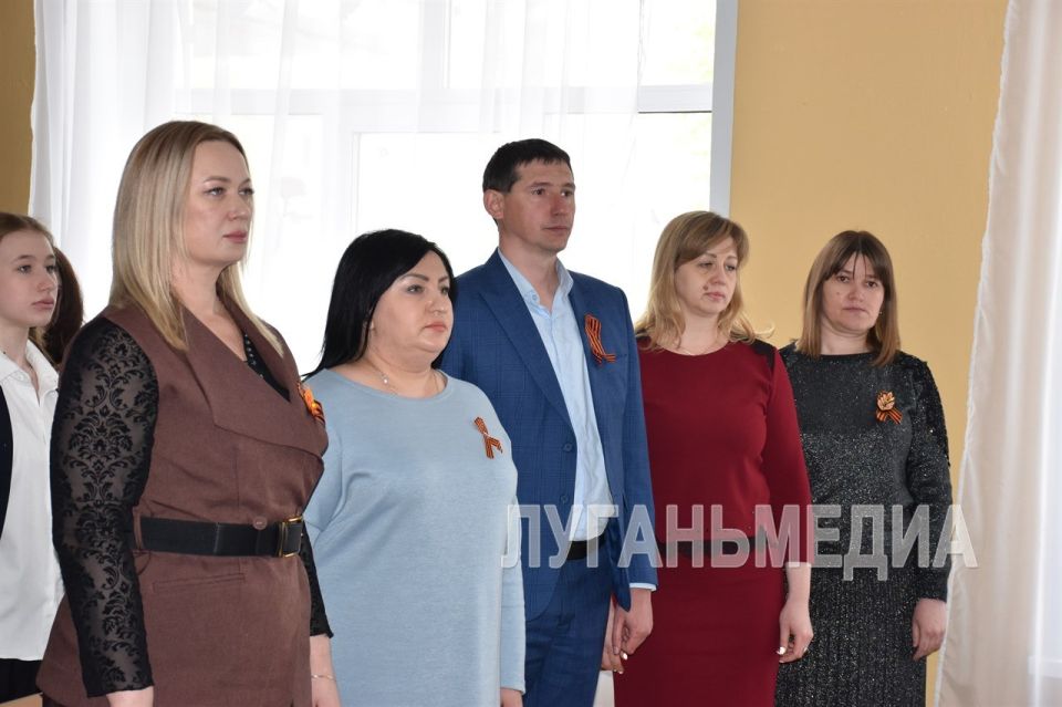 Ровеньковская школа № 6 пополнилась еще одной Партой Героя Ровеньковская школа № 6 пополнилась еще одной Партой Героя