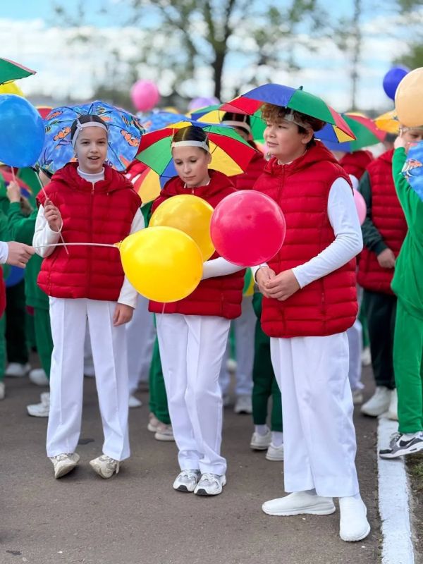 #дкленина #луганск. 25 апреля на площади перед цирком прошел цирковой праздник-флешмоб, посвященный Международному Дню Цирка #дкленина #луганск. 25 апреля на площади перед цирком прошел цирковой праздник-флешмоб, посвященный Международному Дню Цирка