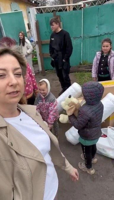 Депутат Совета городского округа, член "Союза женщин России" Брянковского отделения Татьяна Лондаренко в очередной раз передала гуманитарную помощь брянковской многодетной семье, Стахановской основной школе - интернат №2. ... Депутат Совета городского округа, член "Союза женщин России" Брянковского отделения Татьяна Лондаренко в очередной раз передала гуманитарную помощь брянковской многодетной семье, Стахановской основной школе - интернат №2. ...