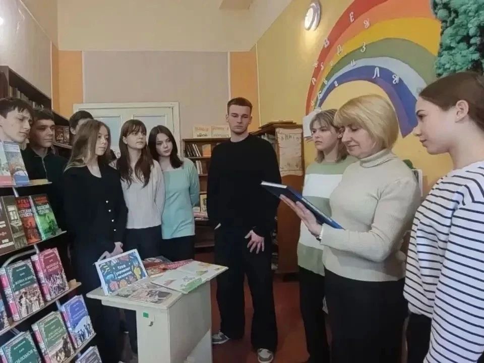 Члены УИК Алчевска проводят правовое просвещение будущих избирателей Члены УИК Алчевска проводят правовое просвещение будущих избирателей