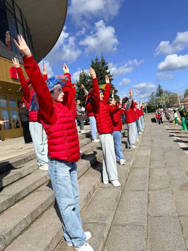 #дкленина #луганск. 25 апреля на площади перед цирком прошел цирковой праздник-флешмоб, посвященный Международному Дню Цирка #дкленина #луганск. 25 апреля на площади перед цирком прошел цирковой праздник-флешмоб, посвященный Международному Дню Цирка