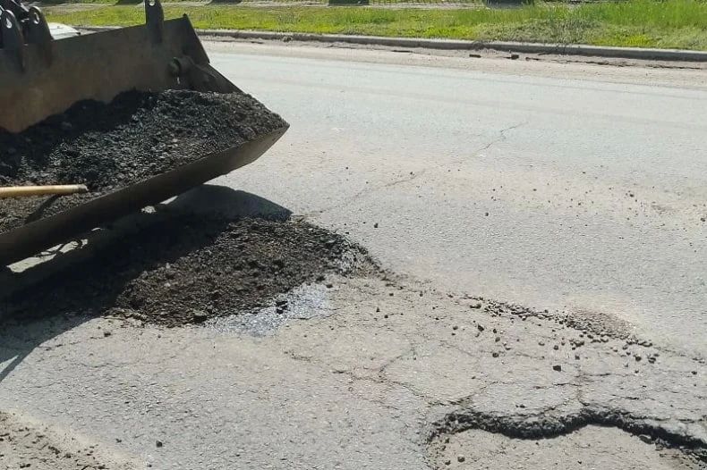 Коммунальные службы Свердловского округа продолжают ремонт дорог по обращениям граждан Коммунальные службы Свердловского округа продолжают ремонт дорог по обращениям граждан