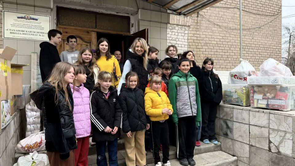 Депутат Совета городского округа, член "Союза женщин России" Брянковского отделения Татьяна Лондаренко в очередной раз передала гуманитарную помощь брянковской многодетной семье, Стахановской основной школе - интернат №2. ... Депутат Совета городского округа, член "Союза женщин России" Брянковского отделения Татьяна Лондаренко в очередной раз передала гуманитарную помощь брянковской многодетной семье, Стахановской основной школе - интернат №2. ...