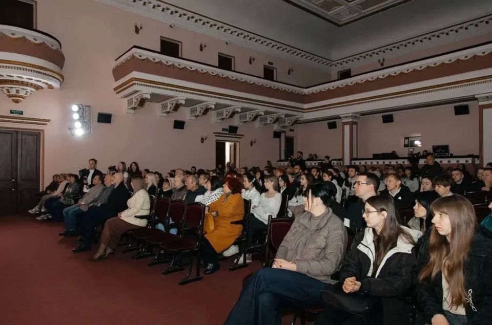 Обновленный кинотеатр «Иллюзион на Красной» в Луганске открылся фильмом «Сибирский цирюльник» Обновленный кинотеатр «Иллюзион на Красной» в Луганске открылся фильмом «Сибирский цирюльник»